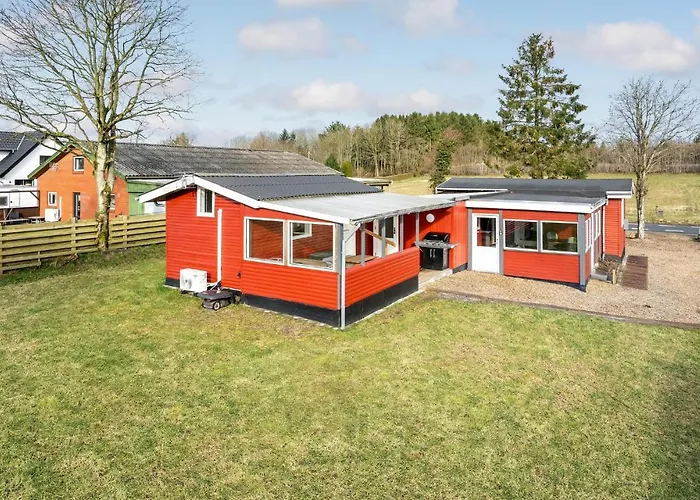 3 Bedroom Lovely Home In Give